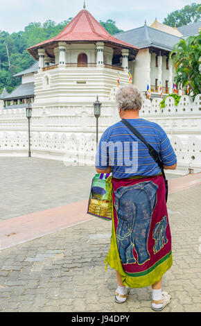 Die touristische bedeckt mit Schal vorbereiten Tempel der heiligen Reliquie Zahn in Kandy, Sri Lanka Stockfoto