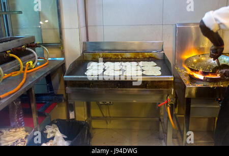 KANDY, SRI LANKA - 28. November 2016: der Blick auf street Food Kochen Prozess in kleine Küche des lokal am 28. November in Kandy. Stockfoto