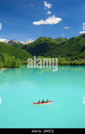 Kajakfahren auf der Soča in Most Na Soci Slowenien. Stockfoto