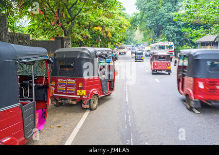 PERADENIYA, SRI LANKA - 28. November 2016: Die Tuk Tuks sind das beliebteste Verkehrsmittel, Touristen nutzen, um der königliche Botanische Garten von Kand bekommen Stockfoto