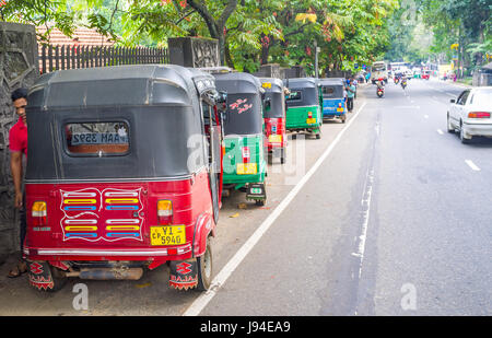 PERADENIYA, SRI LANKA - 28. November 2016: die Tuk-Tuk, Parkplatz Colombo-Kandy Highway, neben der königliche Botanische Garten am 28. November in Pera Stockfoto