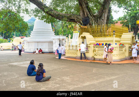 PERADENIYA, SRI LANKA - 28. November 2016: Zwei Mädchen beten in Gatambe Sri Rajopawanaramaya Temple in Peradeniya, am 28. November. Stockfoto