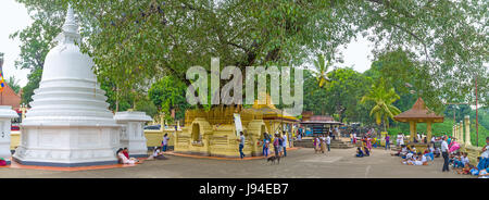 PERADENIYA, SRI LANKA - 28. November 2016: der Blick auf Innenhof des Gatambe Sri Rajopawanaramaya Tempel während der Gebetszeit in Peradeniya, am November Stockfoto