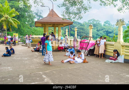 PERADENIYA, SRI LANKA - 28. November 2016: Gemeindemitglieder beten sitzen auf dem Boden im Gatambe Tempel, am 28. November. Stockfoto