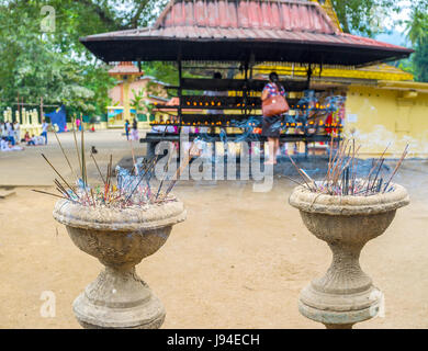 Brennendes Aroma Sticks schafft einzigartige Atmosphäre im Gatambe Tempel, Peradeniya, Sri Lanka Stockfoto