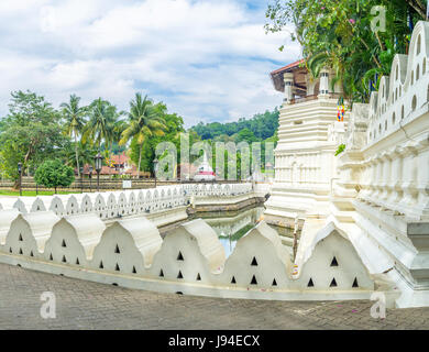 Tempel der heiligen Reliquie Zahn Kandy befindet sich im ehemaligen königlichen Palast Komplex, der mit hohen Mauern umgeben und Gruben Graben, Sri Lanka Stockfoto