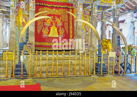 KANDY, SRI LANKA - 28. November 2016: Handun Kunama ist das Hauptheiligtum des Komplexes und die des heiligen Zahns befindet sich am 28. November in Kandy. Stockfoto