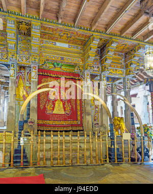 KANDY, SRI LANKA - 28. November 2016: Der reich verzierte Haupteingang Handun Kunama ist mit Teppich, am 28. November in Kandy geschlossen. Stockfoto