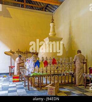 KANDY, SRI LANKA - 28. November 2016: die kleinen Stupa im Tempel des heiligen Zahn, am 28. November in Kandy. Stockfoto