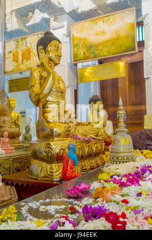 KANDY, SRI LANKA - 28. November 2016: der goldene Buddha-Statue im Tempel des heiligen Zahns, am 28. November in Kandy. Stockfoto