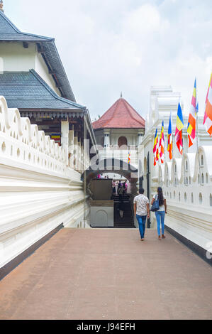 KANDY, SRI LANKA - NOVEWMBER 28, 2016: die innere Flur, vom Tempel des heiligen Zahn mit dem malerischen geschnitzten weißen Zaun, benannt Wellen Wand, o Stockfoto