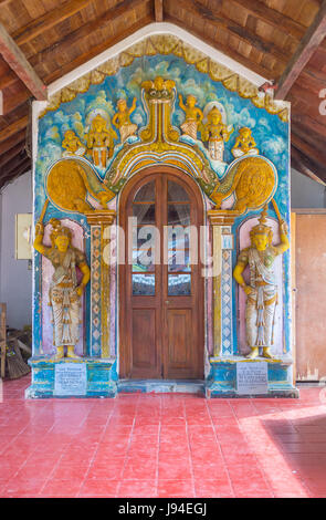 KANDY, SRI LANKA - NOVEWMBER 28, 2016: das Eingangstor zum Natha Devale Schrein, verziert mit bunten Skulpturen und Reliefs am 28. November in Kand Stockfoto