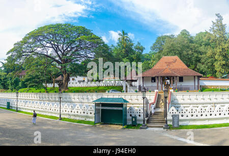 KANDY, SRI LANKA - NOVEWMBER 28, 2016: Vishnu Tempel umgeben von üppigen Garten und getrennt von anderen Religion-Objekten durch Graben, am 28. November ich Stockfoto