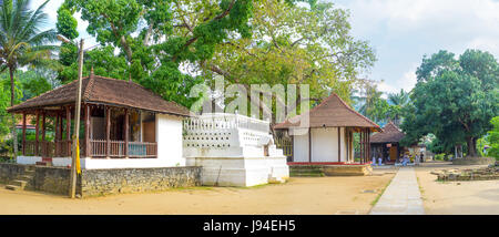 KANDY, SRI LANKA - NOVEWMBER 28, 2016: die Heiligtümer der Natha Devale um heilige Bodhi-Baum, am 28. November in Kandy. Stockfoto