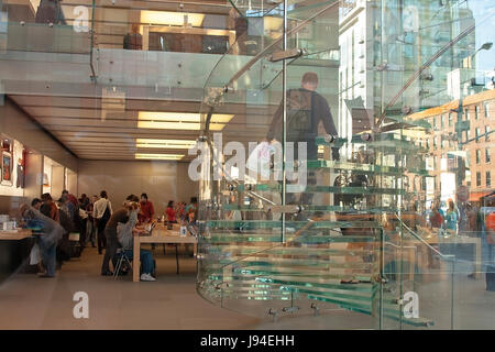 Apple Store auf der 5th Avenue in New York Stockfoto