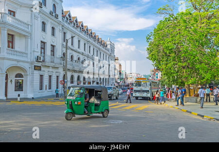 KANDY, SRI LANKA - 28. November 2016: Die belebte Kreuzung im Zentrum von Kandy ist einer der chaotischsten Orte in der Stadt, am 28. November in Kandy Stockfoto