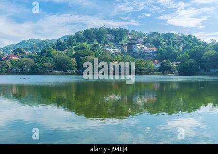 Die schöne Aussicht auf die Hügel der Stadt auf dem Ufer von See Kandy, Sri Lanka Stockfoto