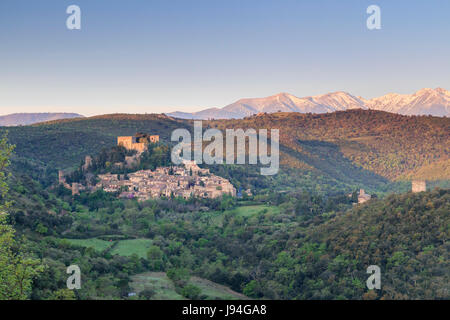 Frankreich, Pyrenäen Orientales, Castelnou, beschriftet Les Plus Beaux Villages de France und der Snowy Canigou Peak in der früh Stockfoto