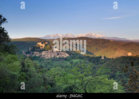 Frankreich, Pyrenäen Orientales, Castelnou, beschriftet Les Plus Beaux Villages de France und der Snowy Canigou Peak in der früh Stockfoto