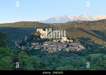 Frankreich, Pyrenäen Orientales, Castelnou, beschriftet Les Plus Beaux Villages de France und der Snowy Canigou Peak in der früh Stockfoto