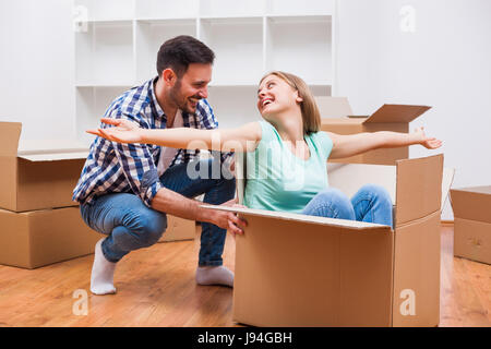 Junges Paar zieht in ihr neues Zuhause. Es ist Zeit für die Verpackung. Stockfoto