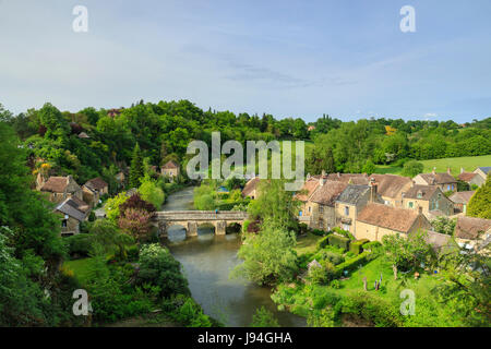 Frankreich, Orne, Normandie-Maine Naturpark, Saint-Ceneri-le-Gerei, beschriftet Les Plus beaux villages de France, alte Brücke, die Sarthe und das Dorf Stockfoto