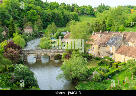 Frankreich, Orne, Normandie-Maine Naturpark, Saint-Ceneri-le-Gerei, beschriftet Les Plus beaux villages de France, alte Brücke, die Sarthe und das Dorf Stockfoto