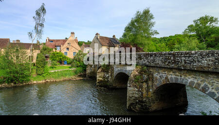 Frankreich, Orne, Normandie-Maine Naturpark, Saint-Ceneri-le-Gerei, beschriftet Les Plus beaux villages de France, alte Brücke, die Sarthe und das Dorf Stockfoto