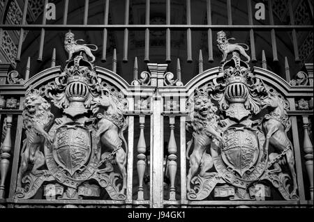 Nahaufnahme von das königliche Wappen des Vereinigten Königreichs auf einem geschlossenen gated Eingang zu einem offiziellen Gebäude in Whitehall in London, England Stockfoto