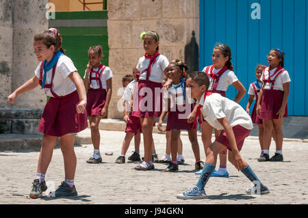 Havanna - ca. Juni 2011: Eine Gruppe von Schülerinnen und Schüler spielen auf dem Kopfsteinpflaster ein Innenhof in dem historischen Viertel von Habana Vieja. Stockfoto