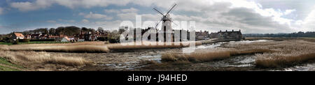 Reed Sümpfe und Mühle mit Blick auf das Meer cley Next Stockfoto