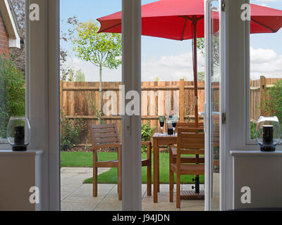 Outdoor-Gartenmöbel mit Sonnenschirm Stockfoto