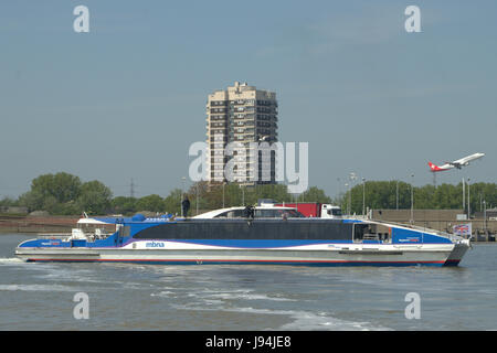 Thames Clipper Neptun Clipper übergibt North Woolwich, während in einer traf Polizei-Übung teilnehmen Stockfoto