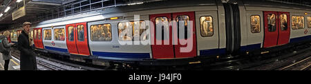 gepackte u-Bahn Zug im Bahnhof Stockfoto