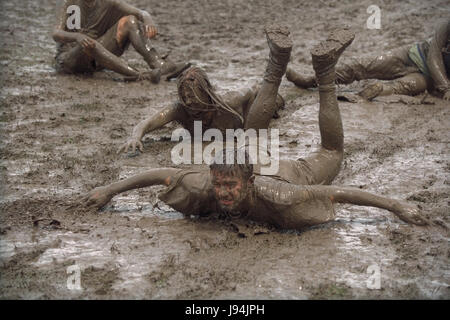 Glastonbury Festival 1998, tritt eines der schlechtesten Jahre für Schlamm, wo Festival Teilnehmer Schlamm-Baden ging zwischen beobachten live-Musik. Das jährliche Festival zieht bis zu 175.000 Menschen würdig Farm, wo sie live-Musik sehen, Auftritten auf zahlreichen Bühnen einschließlich der Pyramide-Bühne. Stockfoto