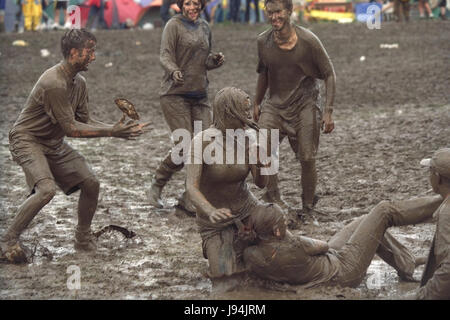 Glastonbury Festival 1998, tritt eines der schlechtesten Jahre für Schlamm, wo Festival Teilnehmer Schlamm-Baden ging zwischen beobachten live-Musik. Das jährliche Festival zieht bis zu 175.000 Menschen würdig Farm, wo sie live-Musik sehen, Auftritten auf zahlreichen Bühnen einschließlich der Pyramide-Bühne. Stockfoto