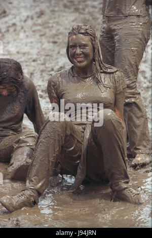 Glastonbury Festival 1998, tritt eines der schlechtesten Jahre für Schlamm, wo Festival Teilnehmer Schlamm-Baden ging zwischen beobachten live-Musik. Das jährliche Festival zieht bis zu 175.000 Menschen würdig Farm, wo sie live-Musik sehen, Auftritten auf zahlreichen Bühnen einschließlich der Pyramide-Bühne. Stockfoto