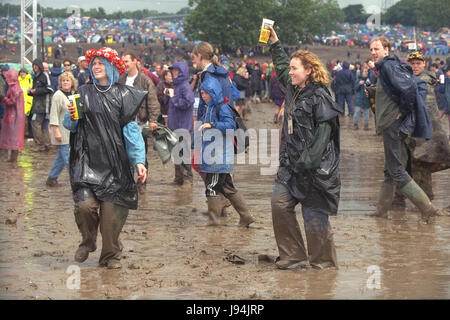 Glastonbury Festival 1998, tritt eines der schlechtesten Jahre für Schlamm, wo Festival Teilnehmer Schlamm-Baden ging zwischen beobachten live-Musik. Das jährliche Festival zieht bis zu 175.000 Menschen würdig Farm, wo sie live-Musik sehen, Auftritten auf zahlreichen Bühnen einschließlich der Pyramide-Bühne. Stockfoto