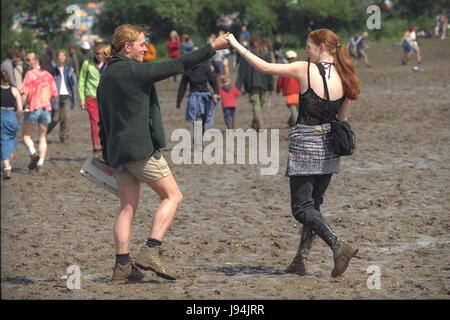 Glastonbury Festival 1998, tritt eines der schlechtesten Jahre für Schlamm, wo Festival Teilnehmer Schlamm-Baden ging zwischen beobachten live-Musik. Das jährliche Festival zieht bis zu 175.000 Menschen würdig Farm, wo sie live-Musik sehen, Auftritten auf zahlreichen Bühnen einschließlich der Pyramide-Bühne. Stockfoto