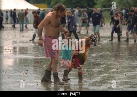 Glastonbury Festival 1998, tritt eines der schlechtesten Jahre für Schlamm, wo Festival Teilnehmer Schlamm-Baden ging zwischen beobachten live-Musik. Das jährliche Festival zieht bis zu 175.000 Menschen würdig Farm, wo sie live-Musik sehen, Auftritten auf zahlreichen Bühnen einschließlich der Pyramide-Bühne. Stockfoto