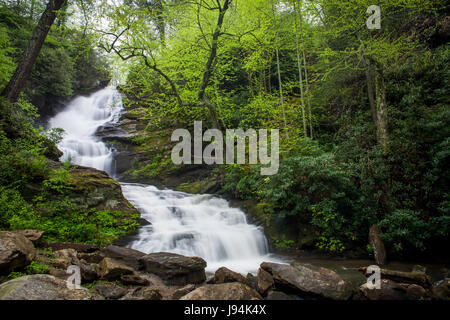 Mud Creek Falls befindet sich im Sky Valley, GA ist die höchstgelegene Stadt im Zustand.  Vor allem, es ist ein Golfplatz auf einem Berg, wenn auch es sehr schön. Stockfoto