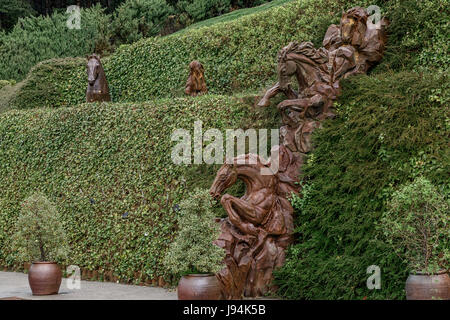 Jardin de Juberri, mit Statuen, Skulpturen und Wasserfällen in Saint Julia de Loria, Andorra. Stockfoto