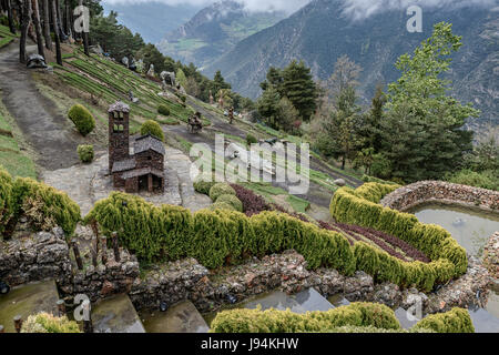 Jardin de Juberri, mit Statuen, Skulpturen und Wasserfällen in Saint Julia de Loria, Andorra. Stockfoto
