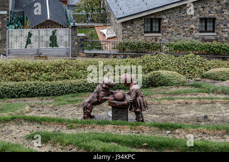 Jardin de Juberri, mit Statuen, Skulpturen und Wasserfällen in Saint Julia de Loria, Andorra. Stockfoto