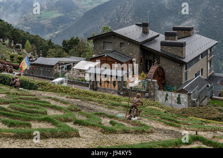 Jardin de Juberri, mit Statuen, Skulpturen und Wasserfällen in Saint Julia de Loria, Andorra. Stockfoto