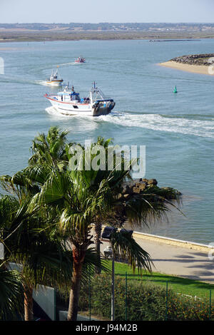 Meer Fischerboot Isla Canela Costa de la Luz Spanien in der Mündung des Flusses zurück Port mit ihrem Fang Stockfoto