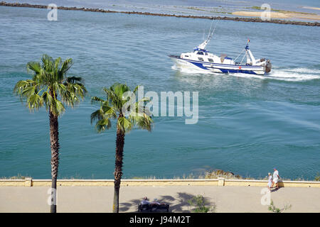 Meer Fischerboot Isla Canela Costa de la Luz Spanien in der Mündung des Flusses zurück Port mit ihrem Fang Stockfoto