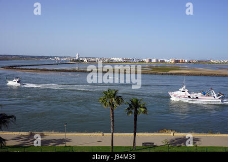 Meer Fischerboot Isla Canela Costa de la Luz Spanien in der Mündung des Flusses zurück Port mit ihrem Fang Stockfoto