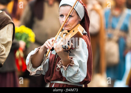 junge Frau des Mittelalters spielt eine Violine Stockfoto