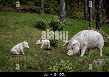 Jardin de Juberri, mit Statuen, Sculpturas und Wasserfälle in Saint Julia de Loria, Andorra. Stockfoto